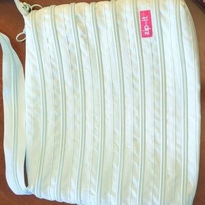 Zip It, mint green purse